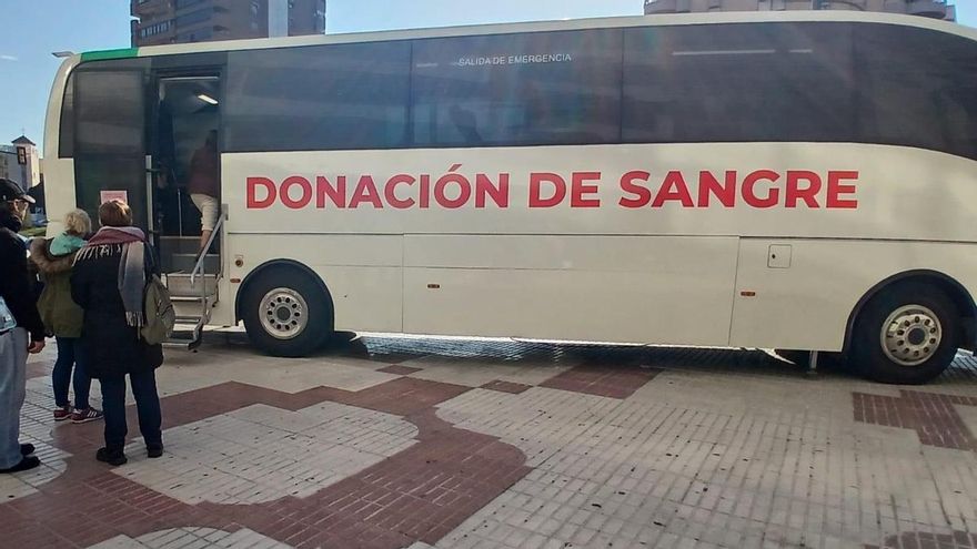 Unidad móvil de donación de sangre en Málaga durante la Campaña Especial de Navidad.
