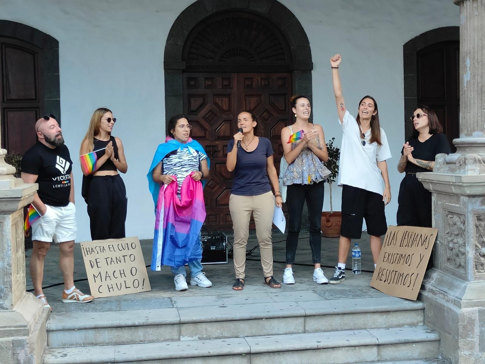 Miembros del Colectivo Violetas LGTBIQ+ en el acto. 