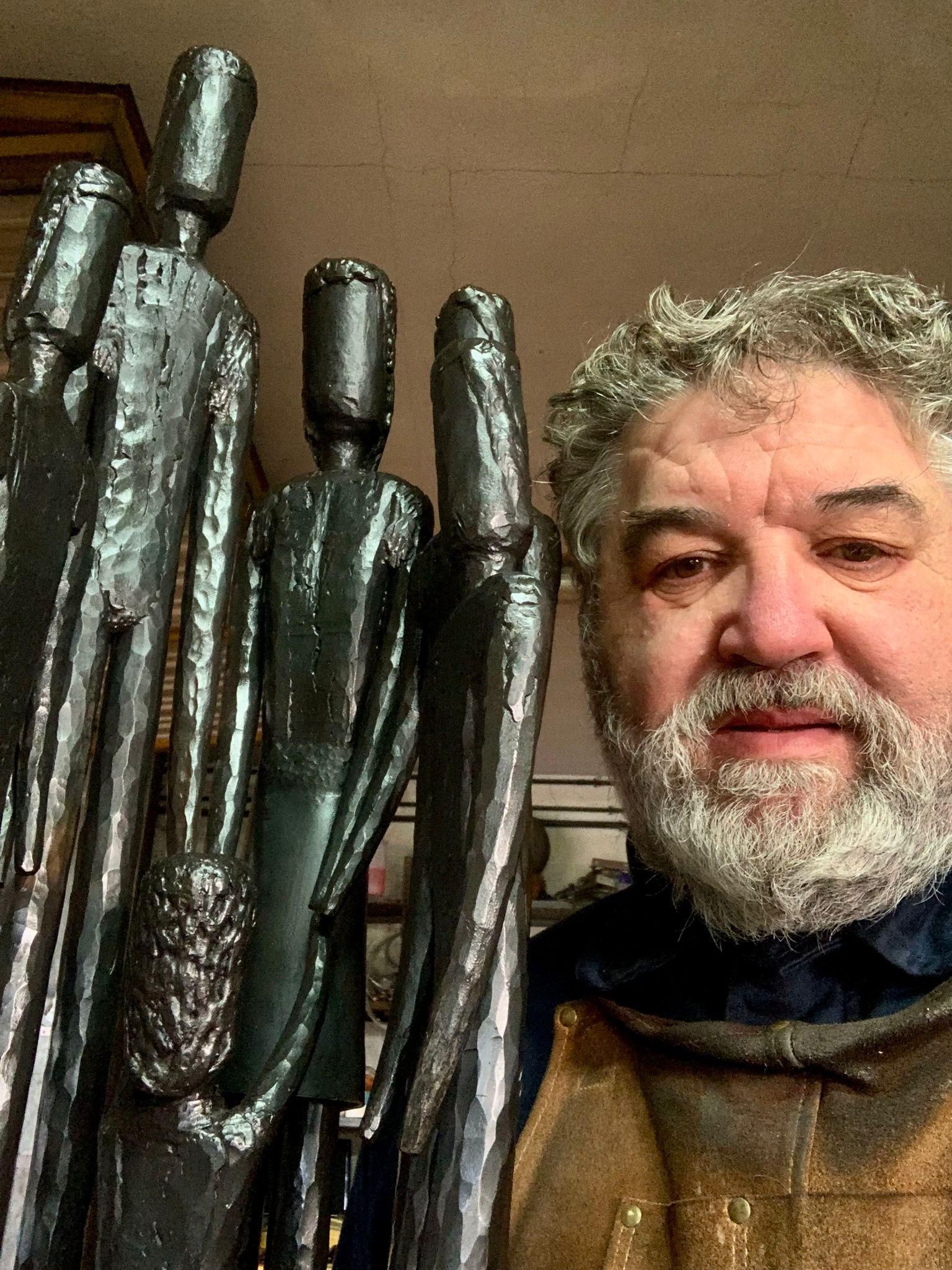 César Castaño con una de sus esculturas