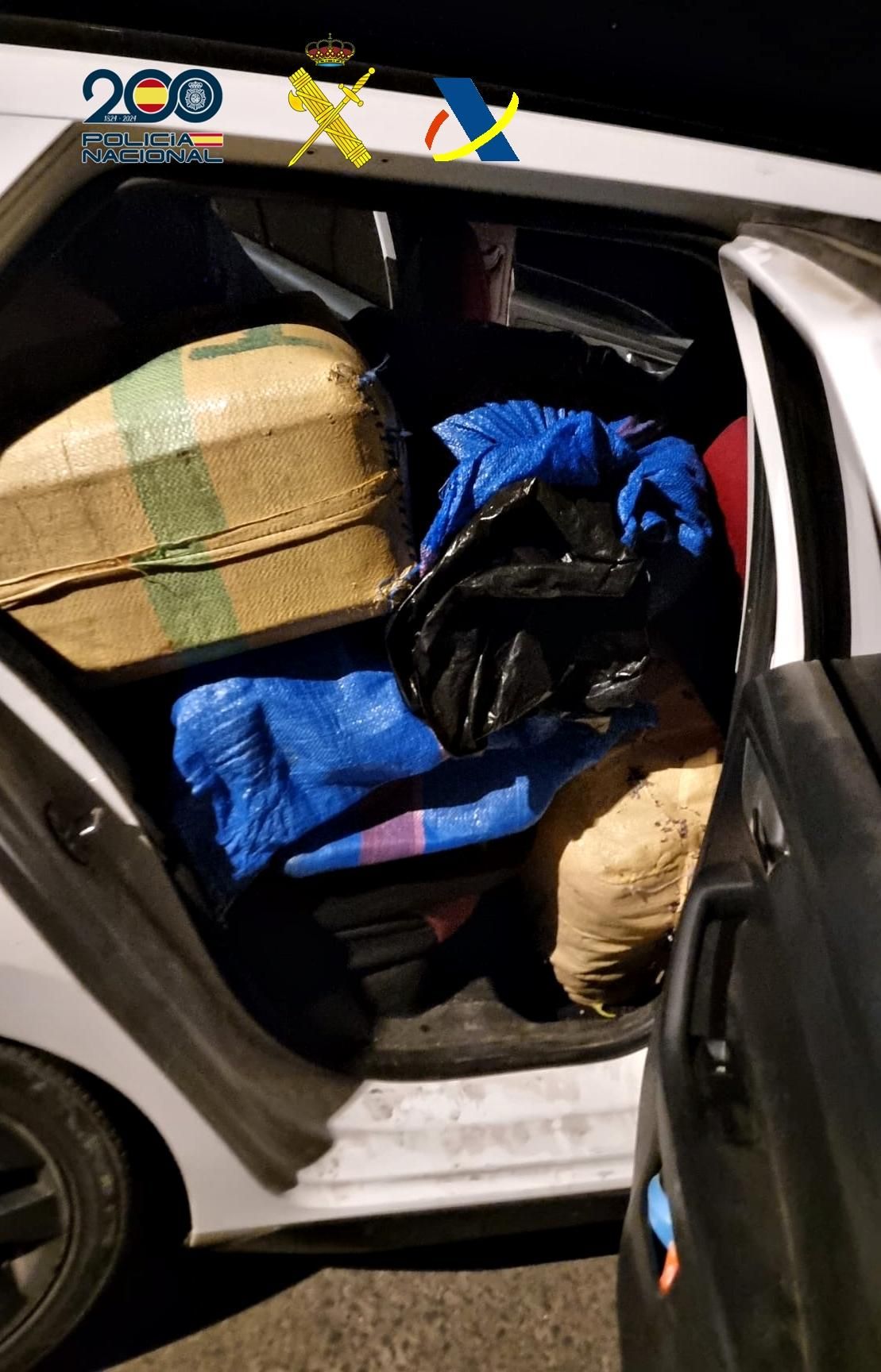 Cargamento de droga trasladado a uno de los vehículos que esperaban en el lugar.