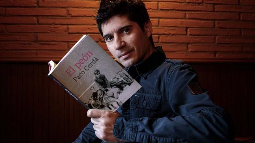 Premio Cálamo al Libro del Año para 'El peón', la historia del "gambito de dama" español que Franco usó como niño prodigio y luego abandonó