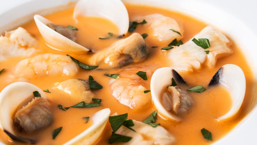 Merluza con almejas y gambas a la sidra: la receta tradicional paso a paso