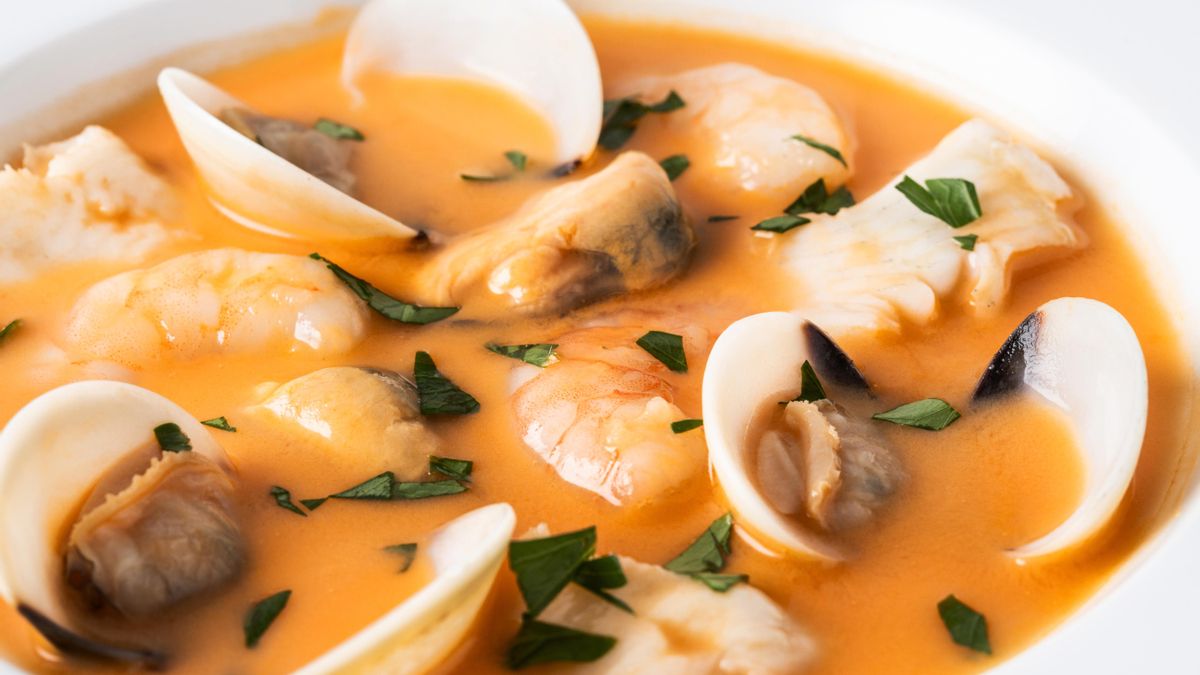 Merluza con almejas y gambas a la sidra: la receta tradicional paso a paso