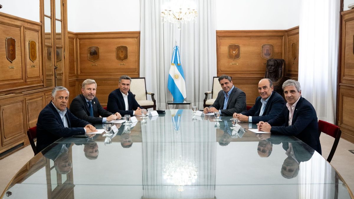 Guillermo Francos y Luis Caputo junto a los gobernadores afines. Buscan contener el enojo de las provincias.