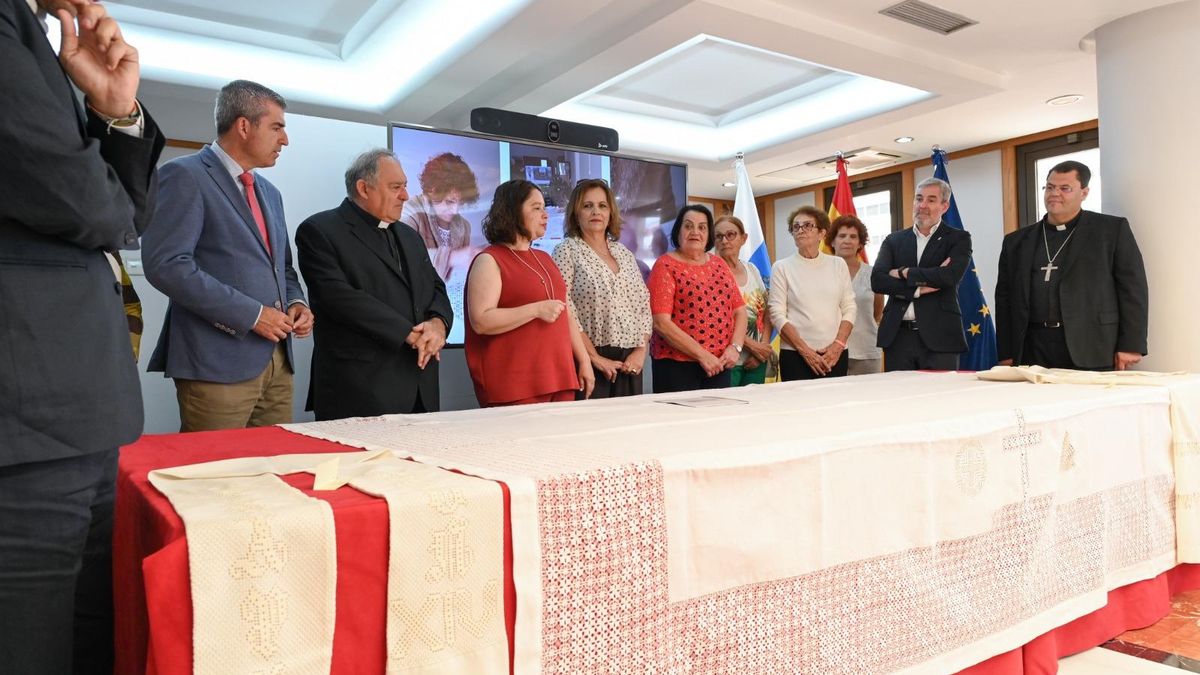 Presentación del mantel tejido mediante calado canario que será entregado al Papa.