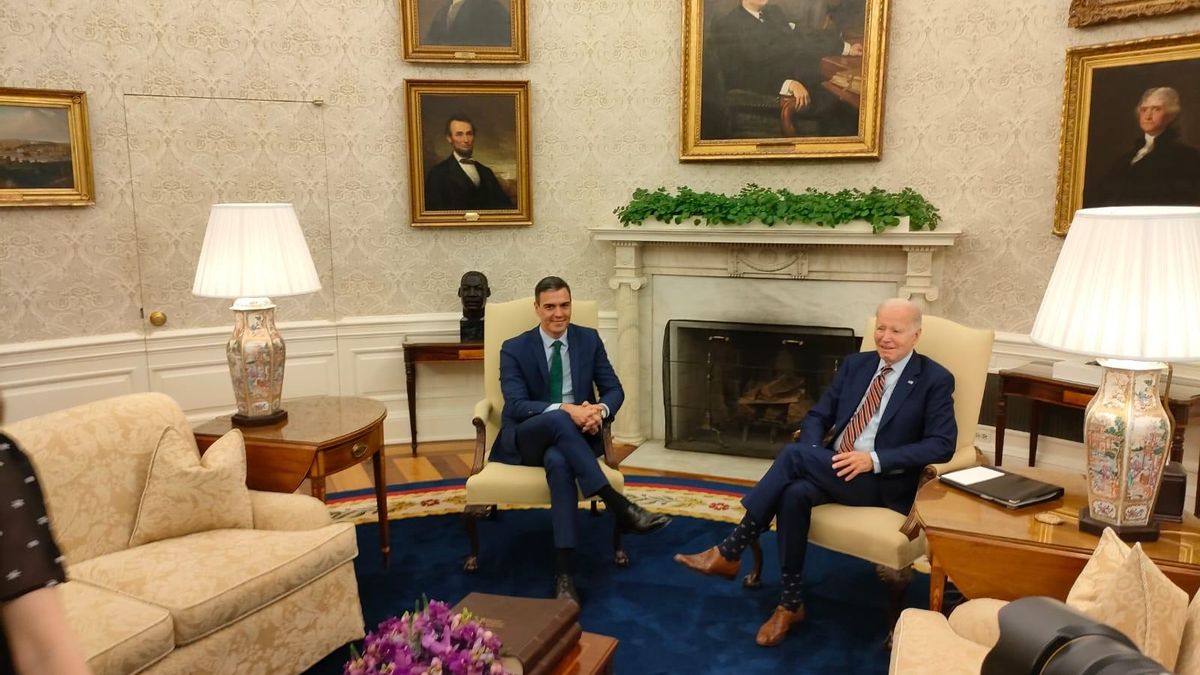 El presidente del Gobierno, Pedro Sánchez, junto al presidente de Estados Unidos , Joe Biden, en el despacho oval de la Casa Blanca.