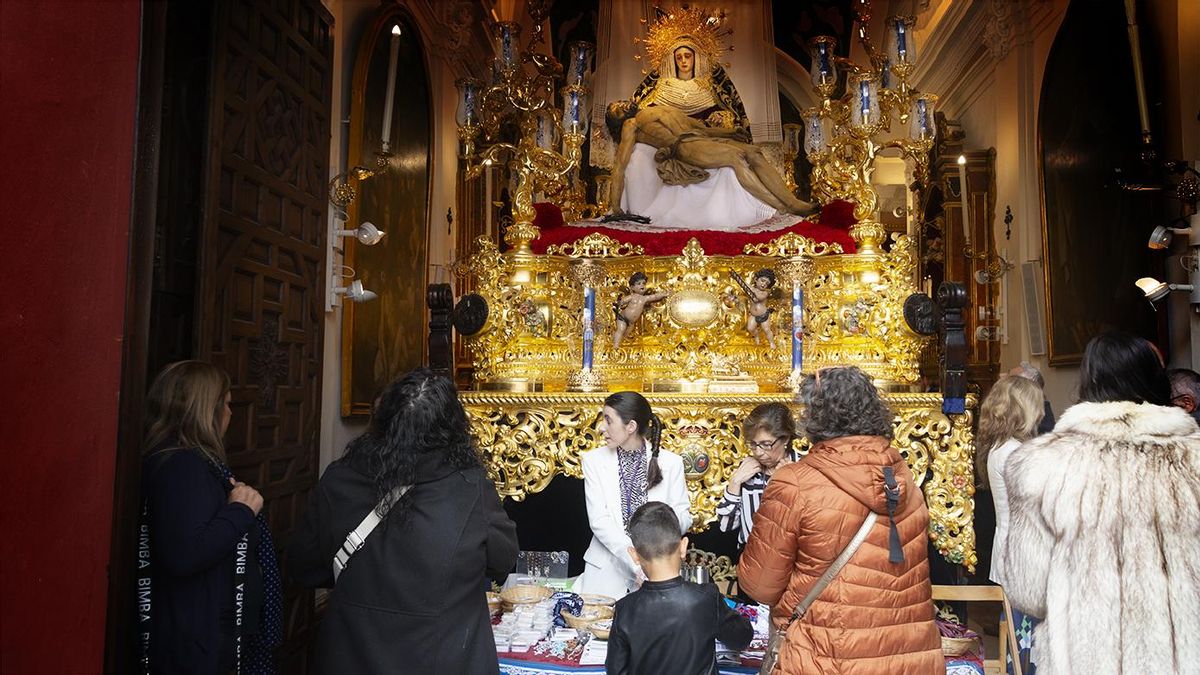 El Baratillo. Nuestra Señora de la Piedad, rodeada de fieles, no ha podido salir
