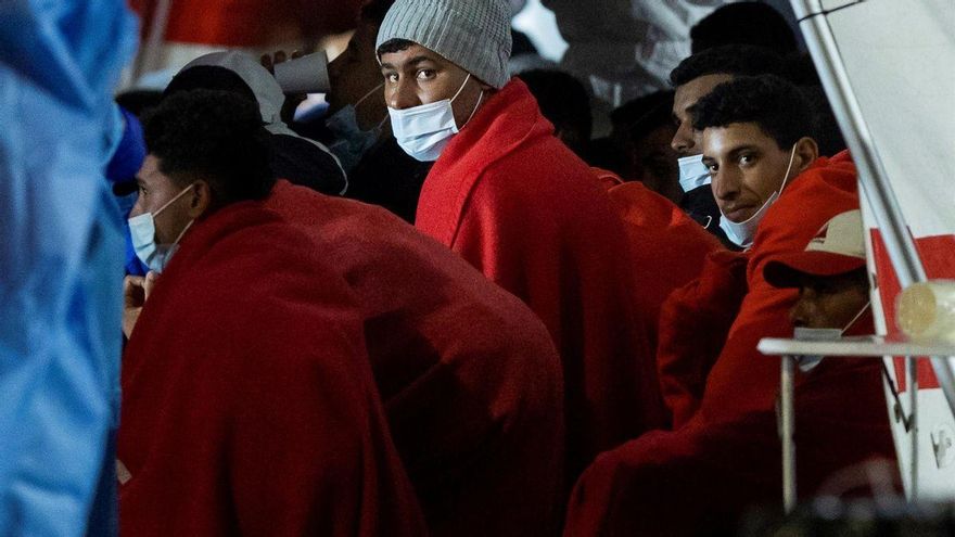 "Acceden a las ayudas sociales antes que los locales": el bulo más extendido sobre las personas migrantes en Canarias