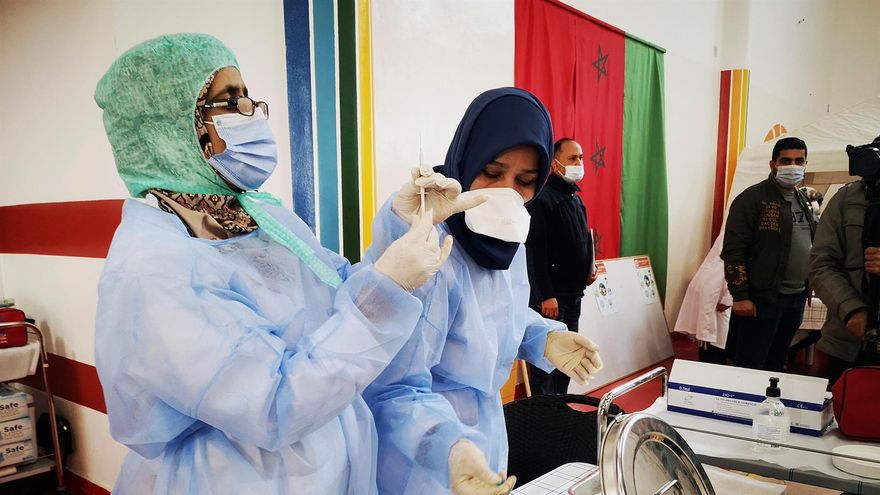 Enfermeras preparan jeringuillas en un centro sanitario en Salé, cerca de Rabat (Marruecos), en una fotografía de archivo.