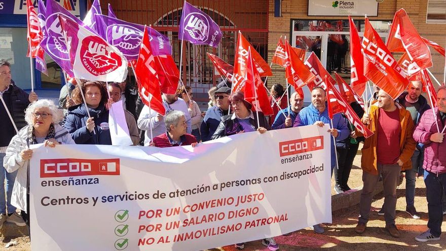 Siguen las protestas del personal de servicios de atención a personas con discapacidad por su "precariedad laboral"