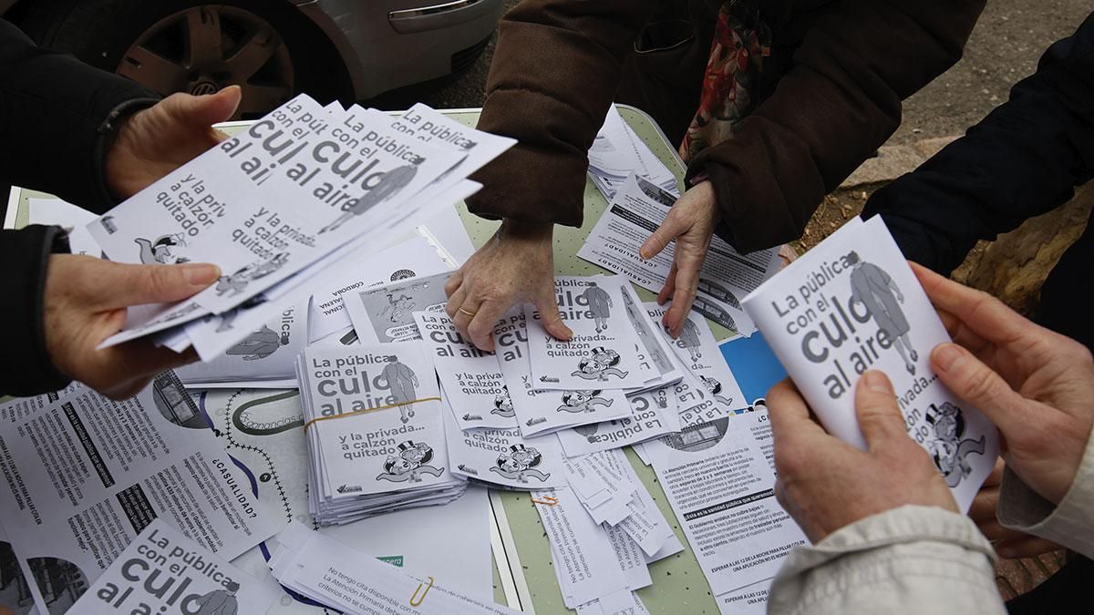 Protesta de vecinos de Valdeolleros en el centro de salud de Santa Rosa