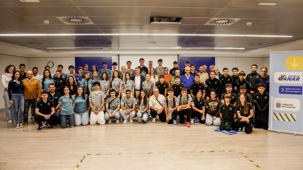 El Proyecto Ganar distingue a un centenar de árbitros canarios sub-18 con brazaletes oficiales de protección