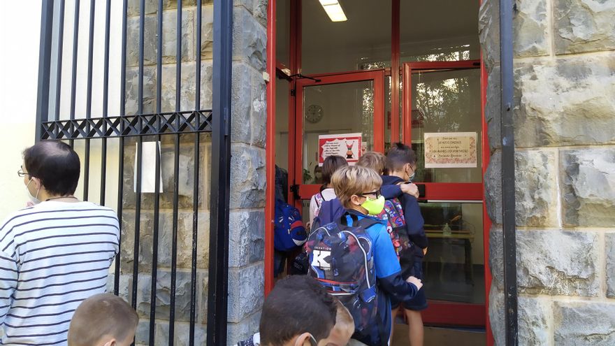 Navarra estrena la vuelta al cole: "Sé que mi hijo no tiene riesgo cero de contagio, pero creo que se ha hecho todo lo posible para que la vuelta sea segura"