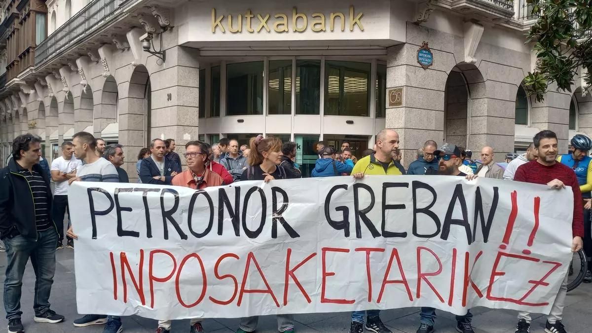 Los sindicatos desconvocan la huelga indefinida en Petronor y retoman la negociación del convenio, tras 83 días de paro