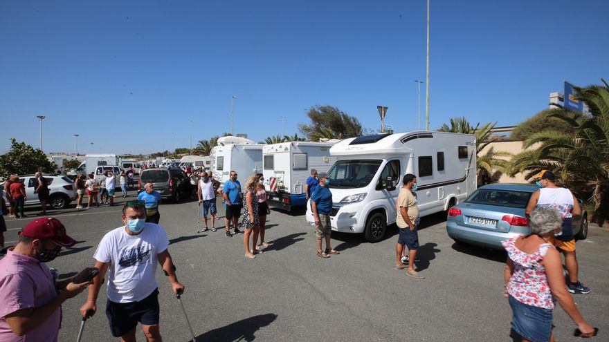 Autocaravanistas en La Mareta (Telde).