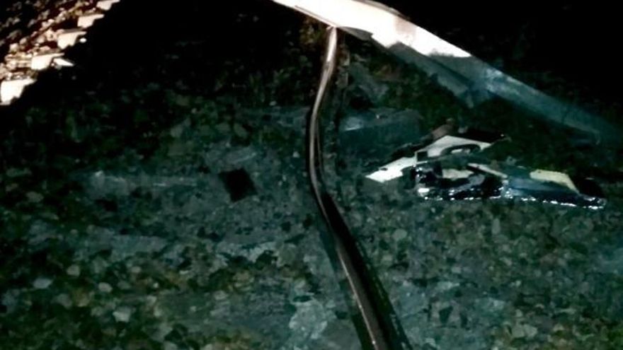 Los daños que causó la roca en la vía y catenaria de la línea ferroviaria León-Asturias.