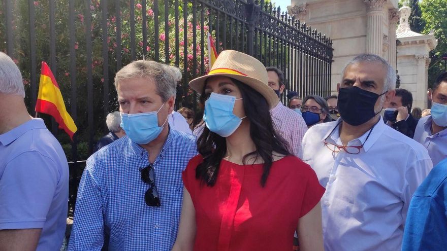 Arrimadas a su llegada a la concentración de Colón.