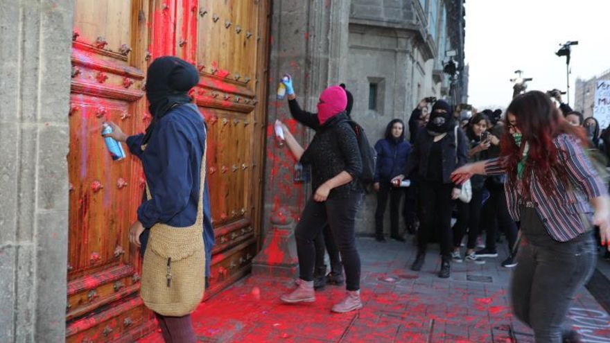 Mujeres protestan este vienes, en las puertas de Palacio Nacional, de Ciudad de México (México).