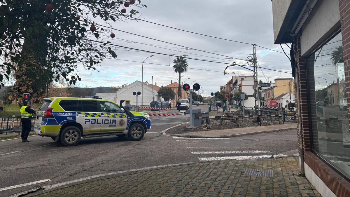 Policía Local junto al paso a nivel averiado en Alcolea.