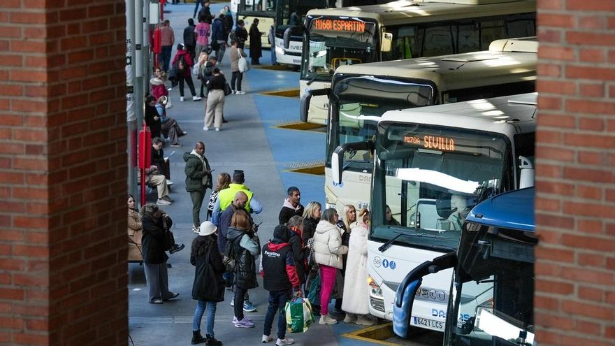 Viajeros acuden a la Estación de Autobuses Plaza de Armas