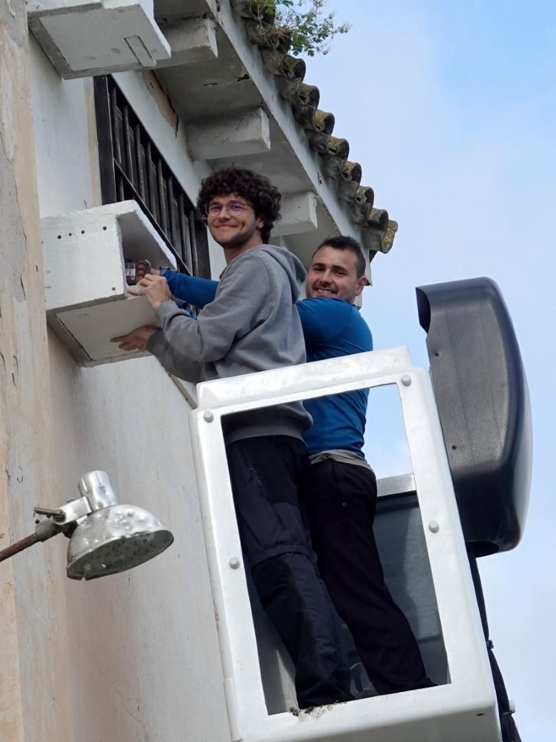 Los voluntarios instalando las cajas nido.