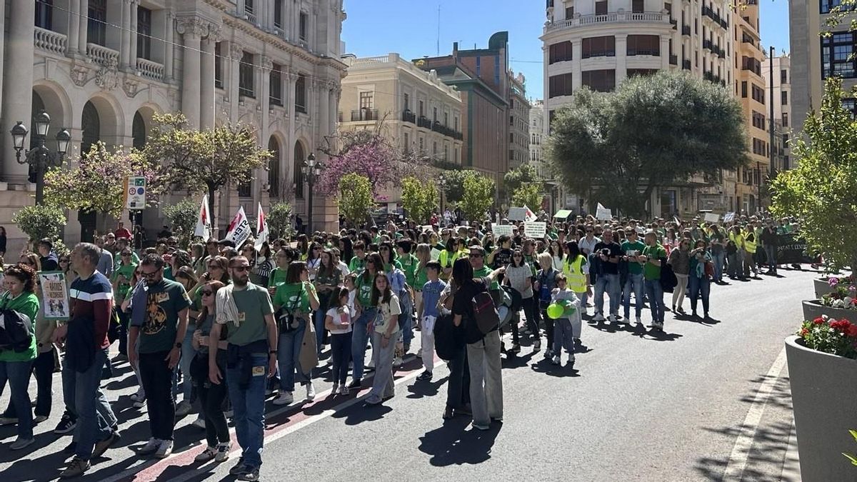 Un momento de la marcha que ha recorrido las calles de València este martes.