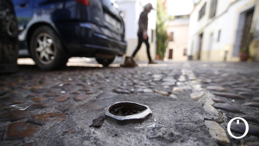 Eliminan dos bolardos de la plaza Abades para permitir el paso de la Hermandad Universitaria