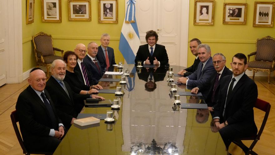 Milei volvió a mostrarse con Adorni tras la revelación de las obras en su casa
