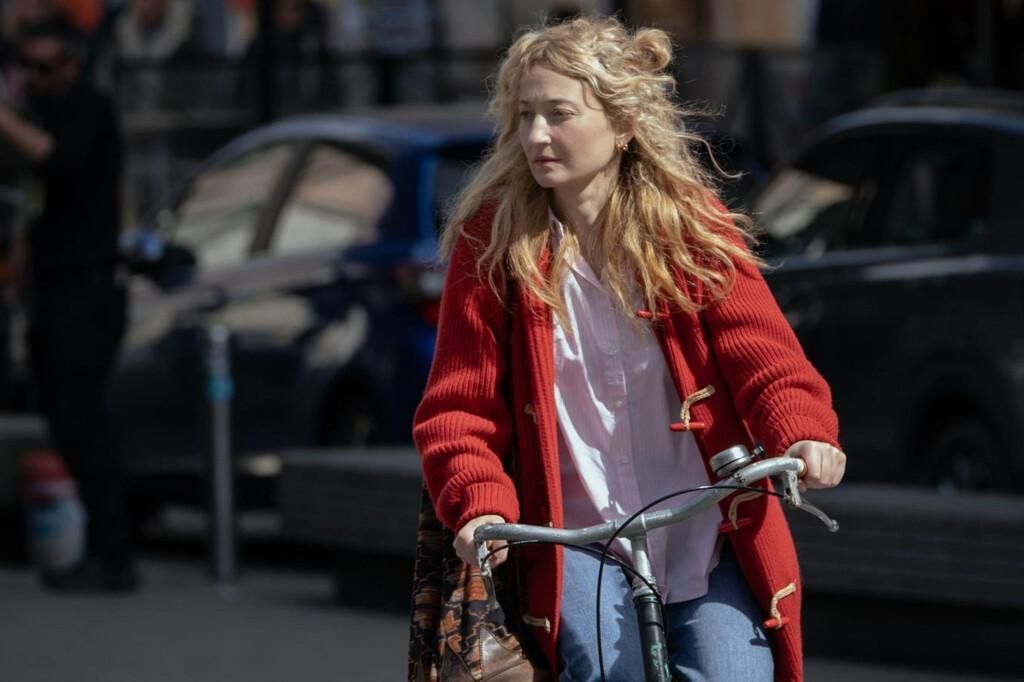 Diciéndole adiós a su barrio romano en bicicleta
