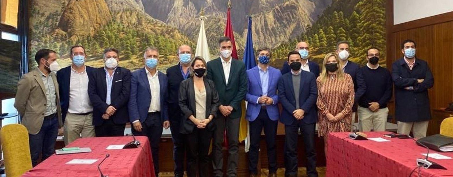 Integrantes de Asprocan tras reunirse con el presidente del Gobierno, Pedro Sánchez. ASPROCAN