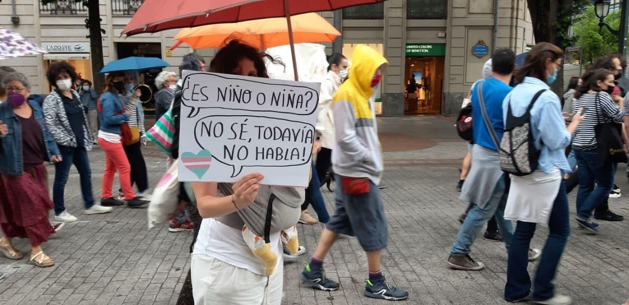 Las calles vascas se tiñen de arcoíris en el Día del Orgullo