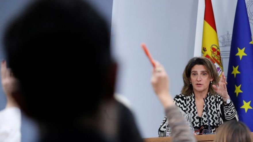 La vicepresidenta para la Transición Ecológica y el Reto Demográfico, Teresa Ribera (d), durante de la rueda de prensa posterior al Consejo de Ministros celebrada en Moncloa, Madrid, el pasado martes.