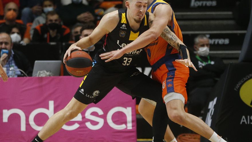 El Lenovo muere en la orilla frente al Valencia