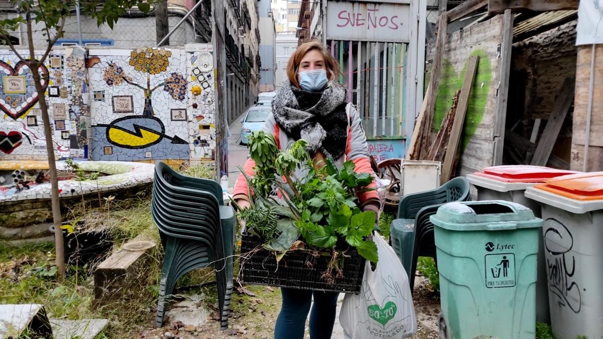 Una vecina, con su 'cesta de la compra'