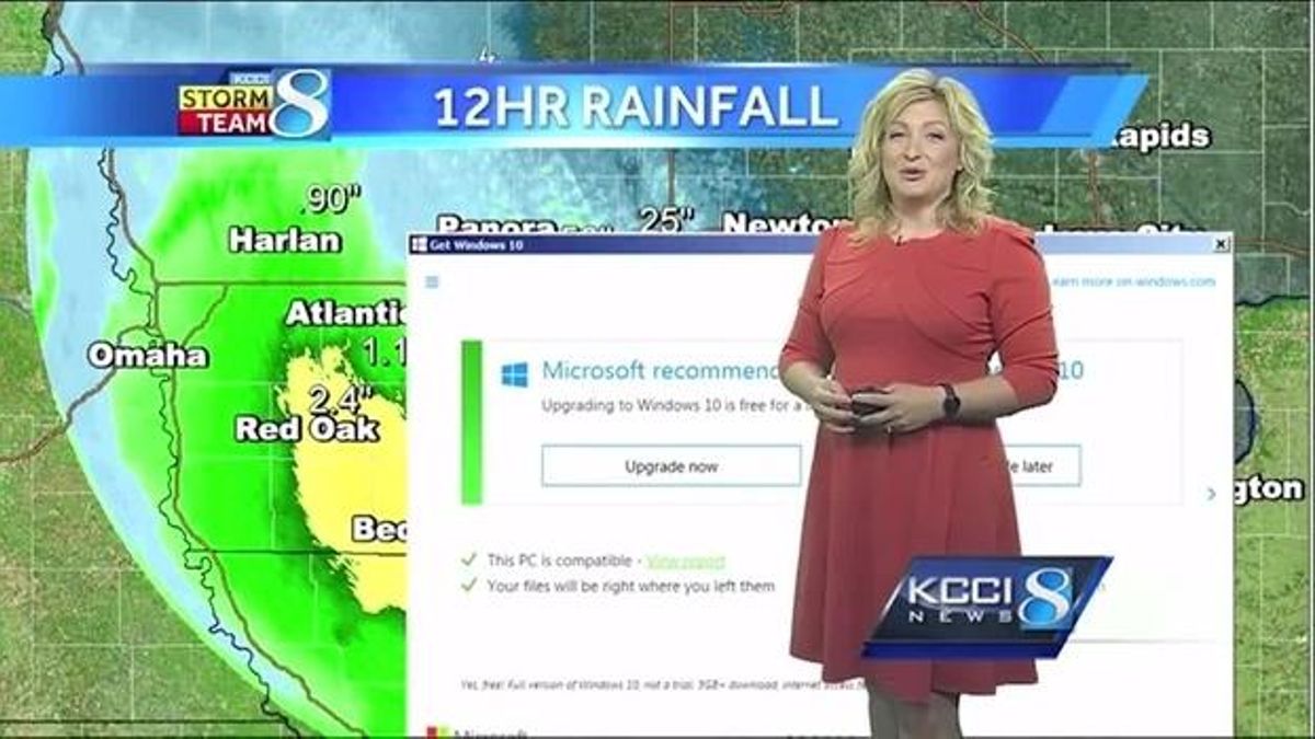 Una presentadora reacciona con humor, al ser interrumpida por la actualización de Windows