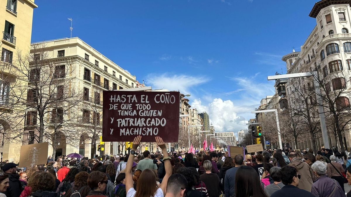 Zaragoza vuelve a teñirse de morado en un 8M que reclama derechos, cuidados y vidas dignas