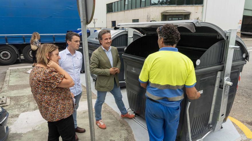 El alcalde, Diego Movellán, ha visitado este viernes el primer punto de contenerización que se ha instalado, en el Polígono de Trascueto, en Revilla