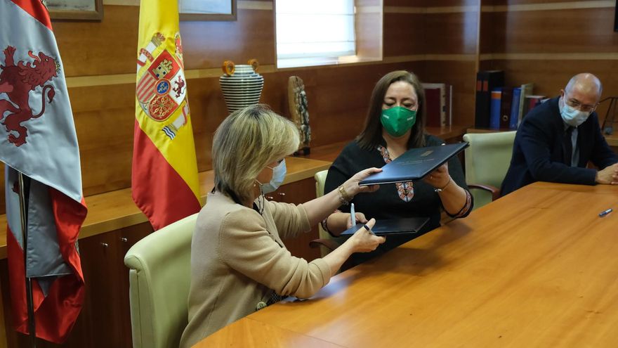 Verónica Casado y Mercedes Gago firman el acuerdo.