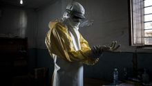 Un trabajador sanitario se pone su equipo de protección personal (EPP) antes de entrar en la zona roja de un centro de tratamiento del Ébola (ETC) apoyado por MSF, donde atendieron a los pacientes el 6 de noviembre de 2018 en Bunia.