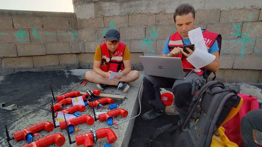 Otros dos técnicos de IGN instalando la red de monitorización de dióxido de carbono (CO2) en tiempo real en Puerto Naos.