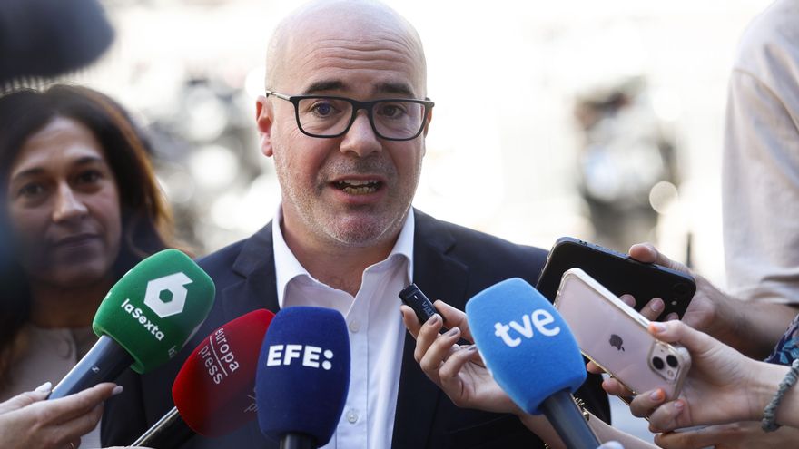 El delegado del Gobierno en Madrid, Francisco Martín, durante una ofrenda floral en recuerdo del político Pedro Zerolo este martes en Madrid. EFE/ Rodrigo Jiménez