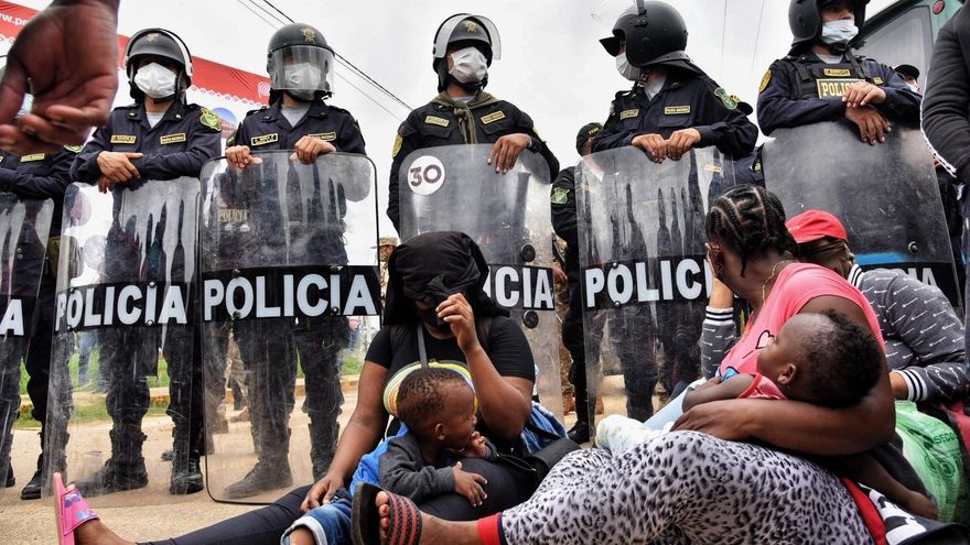 Tensión y violencia en la frontera de Perú y Brasil por una caravana migrante