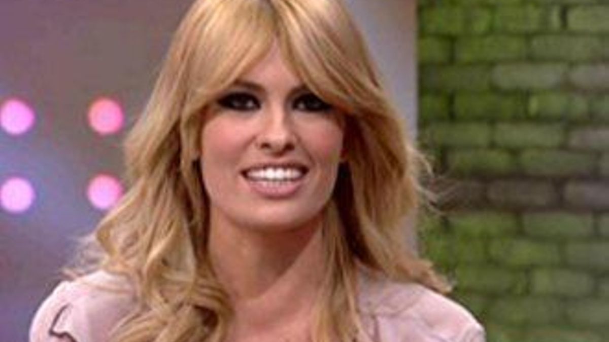 Adriana Abenia se besa con una mujer para luchar contra la homofobia