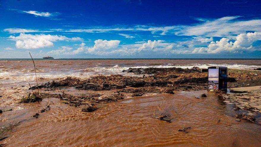 Desembocadura del barranco de Agaete, con las lluvias de la borrasca Therese.