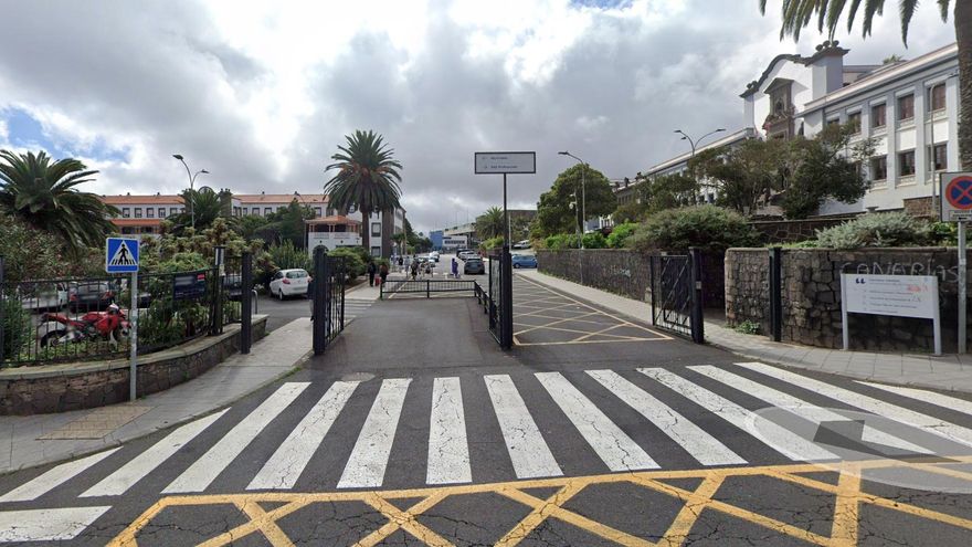 Entrada a los aparcamientos del campus central de la ULL