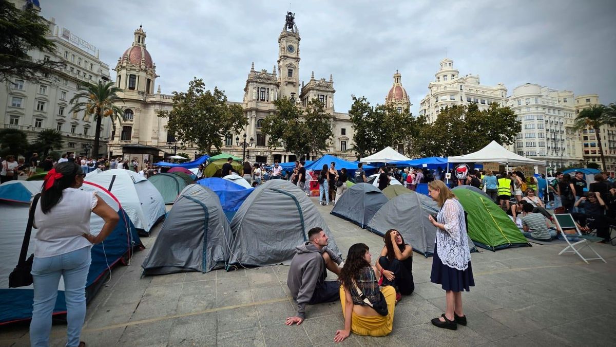 La acampada por la vivienda instalada en la Plaza del Ayuntamiento de València.
