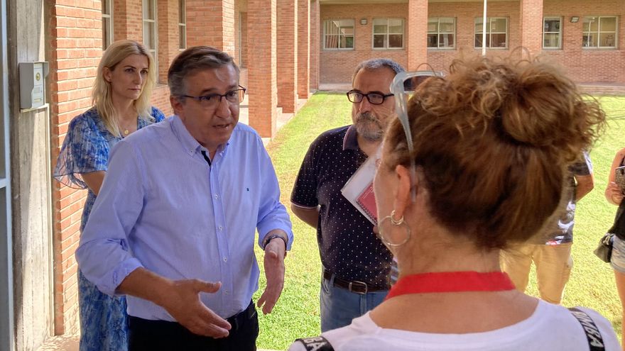 La directora general de Personal Docente, detrás del conseller José Antonio Rovira, en un encuentro con profesores que protestaban por los retrasos en la adjudicación de plazas.
