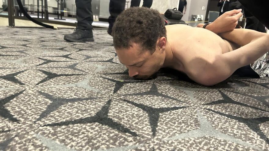 El hombre que irrumpió en la cena de corresponsales, detenido en una foto difundida por Donald Trump