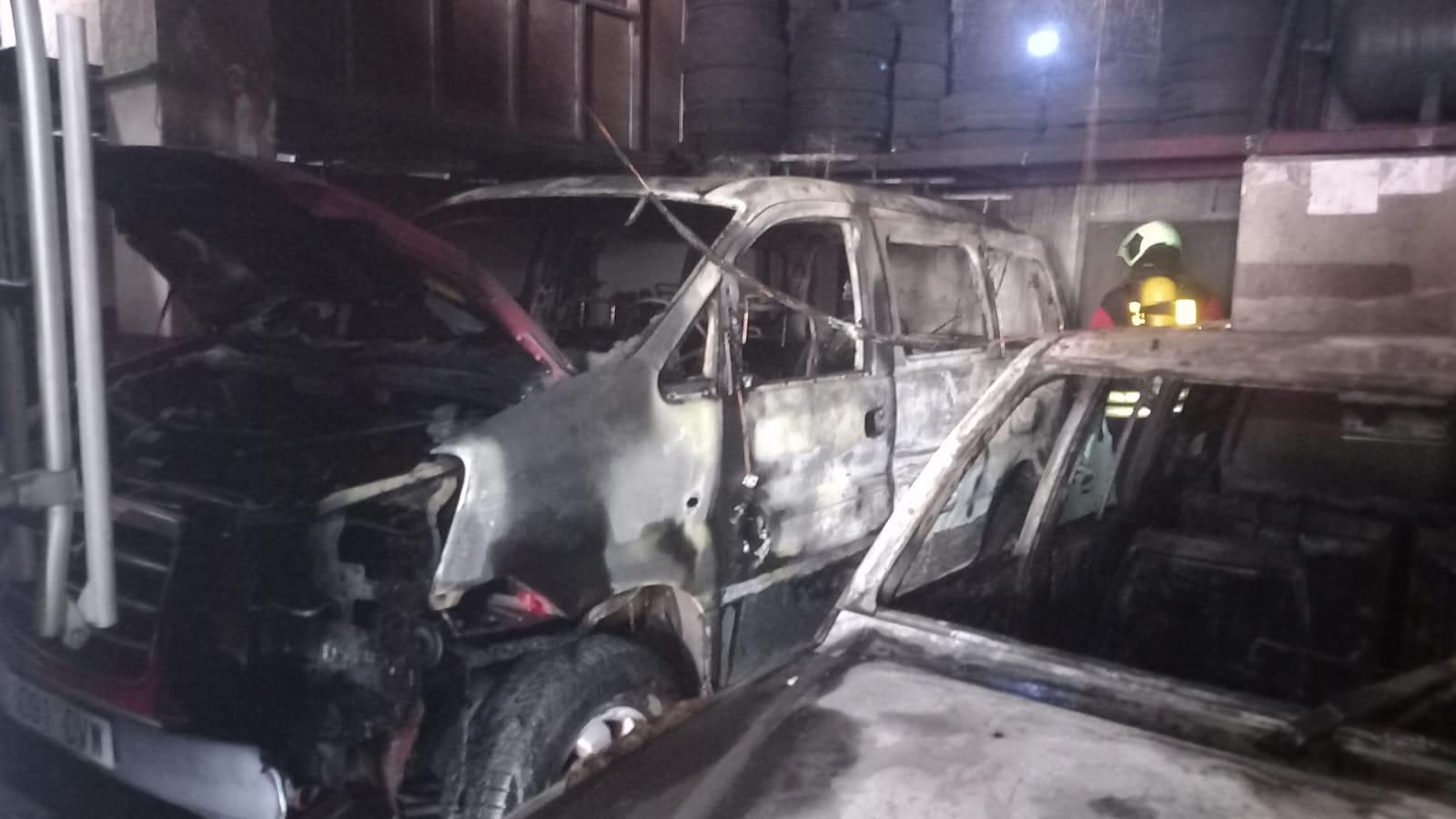 Estado del interior del taller tras el incendio. BOMBEROS LA PALMA