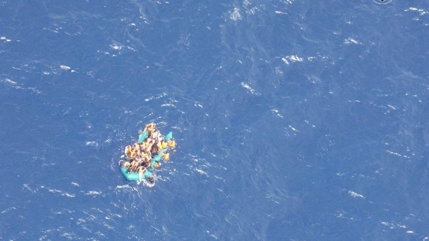 Una lancha neumática, transportando a migrantes, con varios de ellos ya en el agua